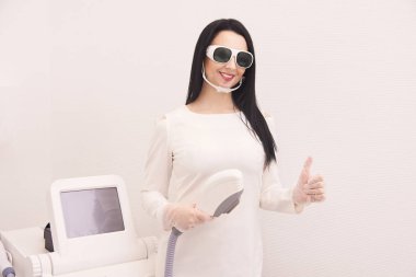 Sağlık Güzellik Lazer cosmeology yordam. Salonunda genç kadın. Profesyonel doktor. Kadın Cilt Bakımı teknolojisi. Epilasyon.
