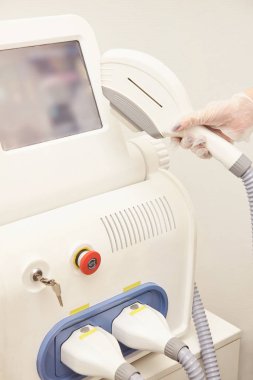 Saç lazer kaldırma hizmet. IPL kozmetik aygıt. Profesyonel aparatı. Kadın yumuşak cilt bakımı.