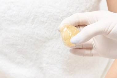 İstenmeyen saç balmumu epilasyon. Genç kadın. kozmetik salon tedavi prosedürü. Evde ağda.