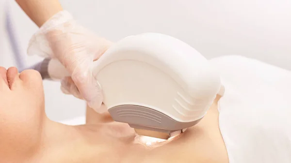 Medische Schoonheid Laser Cosmeology Procedure Jonge Vrouwelijke Salon Professionele Arts — Stockfoto