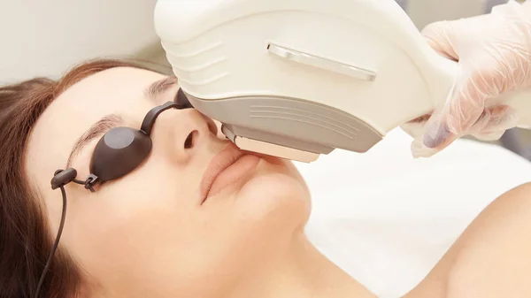 Medical Beauty Laser Cosmeology Procedury Młoda Kobieta Salonie Profesjonalny Lekarz — Zdjęcie stockowe