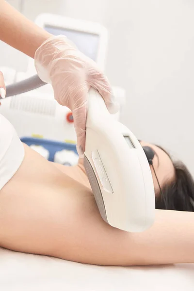 Procedimento Cosmeologia Laser Beleza Médica Jovem Sexo Feminino Salão Médico — Fotografia de Stock