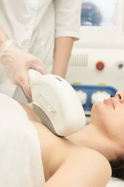医療美容レーザー Cosmeology プロシージャ サロンで若い女性 専門の医者 女性のスキンケア技術 毛の取り外し — ストック写真
