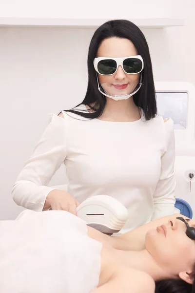 Procedimento Cosmeologia Laser Beleza Médica Jovem Sexo Feminino Salão Médico — Fotografia de Stock