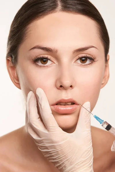 唇部增强注射 年轻的女人 医生的手 医疗流程 — 图库照片