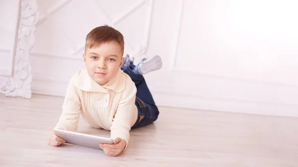 Милый Мальчик Компьютерный Планшет Поиграть Поболтать Обучение Светлый Интерьер — стоковое фото