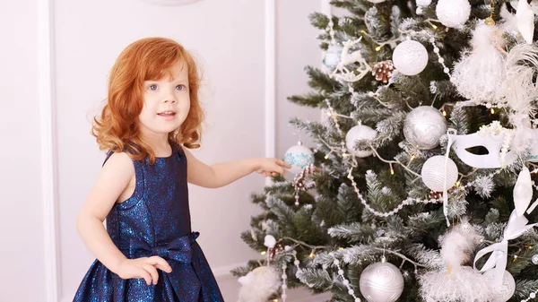 Mała Dziewczynka Szczęśliwe Dziecko Niebieska Sukienka Dekoracje Boże Narodzenie — Zdjęcie stockowe