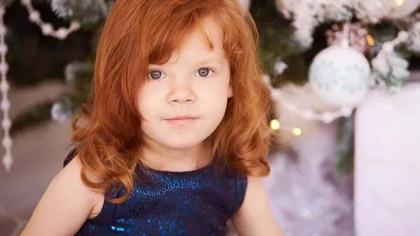 Portret Dziewczynki Boże Narodzenie Wnętrza Czerwone Włosy Poziome — Zdjęcie stockowe