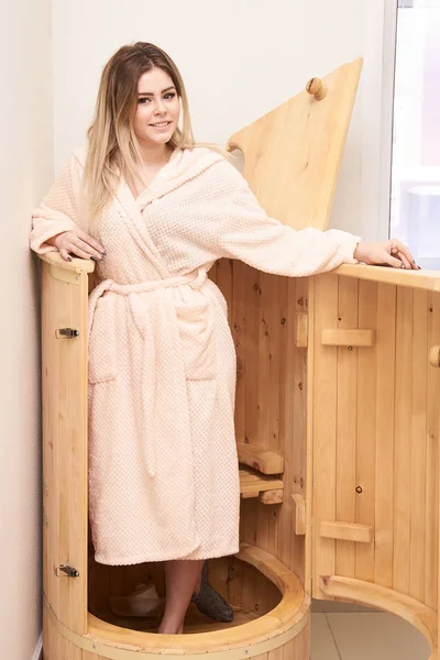 Кедр Бочек Wellness Spa Sauna Ароматерапия Молодая Красавица Лицо Девушки — стоковое фото