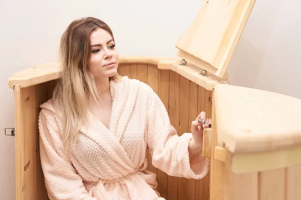 Baryłkę Cedar Wellness Spa Sauna Aromaterapia Leczeniu Młoda Piękna Kobieta — Zdjęcie stockowe