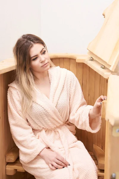 Baryłkę Cedar Wellness Spa Sauna Aromaterapia Leczeniu Młoda Piękna Kobieta — Zdjęcie stockowe