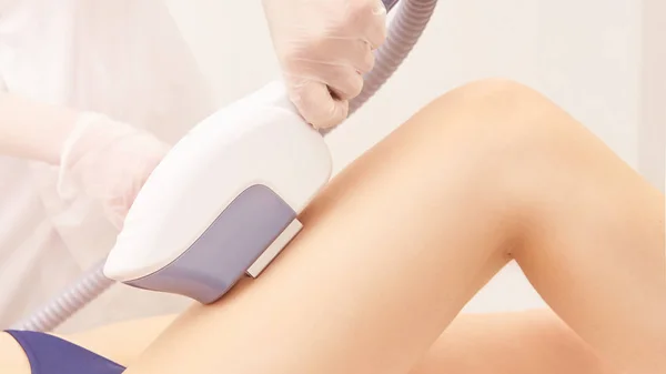 Servizio Depilazione Laser Dispositivo Cosmetologico Ipl Apparecchio Professionale Donna Pelle — Foto Stock