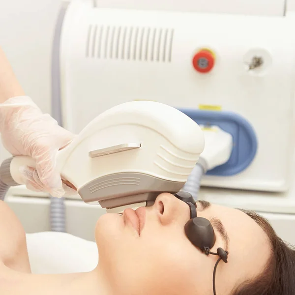 Servizio Depilazione Laser Dispositivo Cosmetologico Ipl Apparecchio Professionale Donna Pelle — Foto Stock