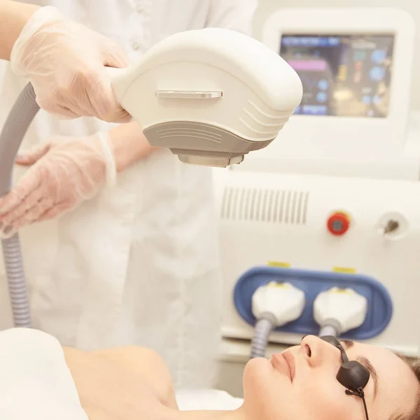 Haar Laser Verwijdering Service Ipl Cosmetologie Apparaat Professionele Apparatuur Vrouw — Stockfoto