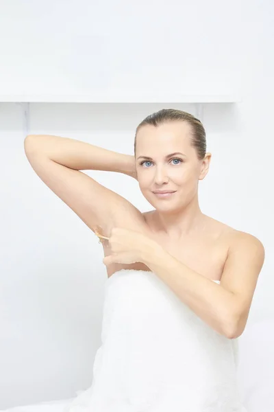 Unerwünschte Haarwachsepilation Junge Frau Kosmetologie Salon Behandlung Verfahren Eigenes Wachsen — Stockfoto
