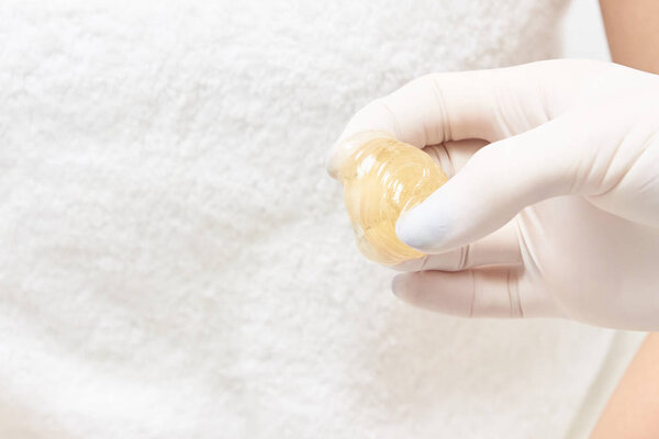 Нежелательная эпиляция воска волос. Молодая женщина. процедура косметологического салона. Домашний воск
.