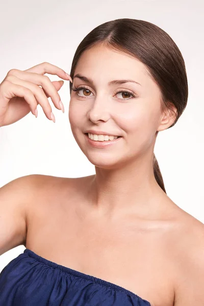 Retrato Maquiagem Natural Jovem Menina Segurar Mão Perto Rosto Sorrindo — Fotografia de Stock