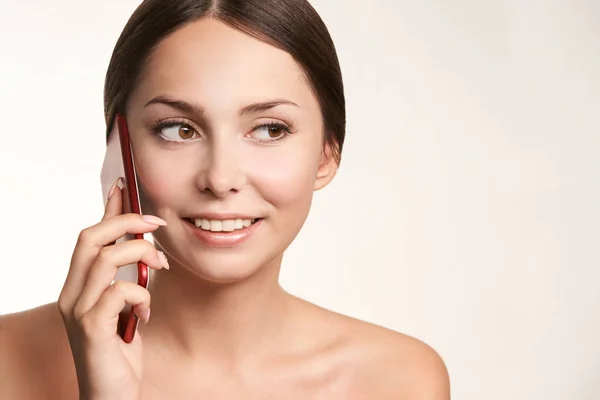 Una Joven Habla Por Teléfono Hermosa Mujer Riendo — Foto de Stock