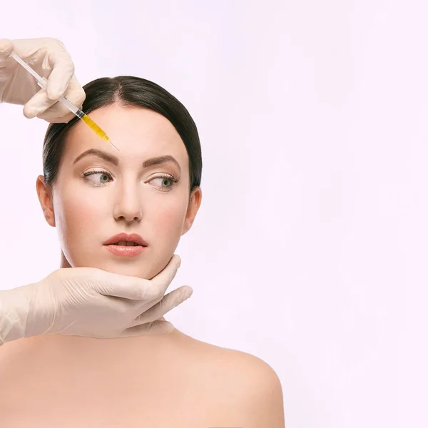 女人脸注射 沙龙美容程序 皮肤医疗保健 皮肤病治疗 抗衰老皱纹提升 — 图库照片