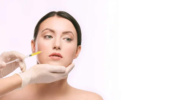 kadın yüz enjeksiyon. Salon kozmetik prosedür. Cilt tıbbi bakım. Dermatoloji tedavi. Anti-aging kırışıklık kaldırma.
