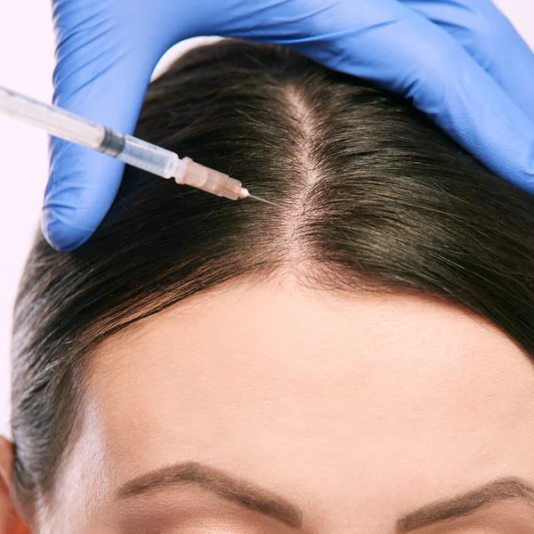 kadın yüz enjeksiyon. Salon kozmetik prosedür. Cilt tıbbi bakım. Dermatoloji tedavi. Anti-aging kırışıklık kaldırma.