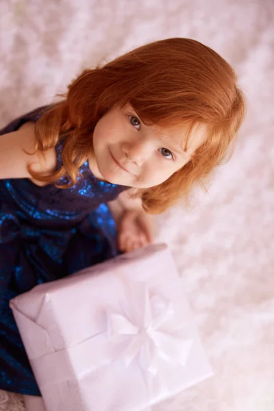 Велика Подарункова Коробка Маленька Мила Дівчинка — стокове фото