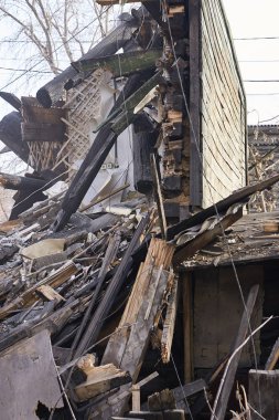 Yıkım evi. Şehir, bina yenileme. Endüstriyel kırıcı.
