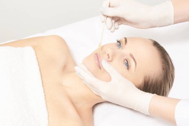 Depilasyon spa prosedürü. Kadın saç ağda kaldırmak. Epilasyon şekerleme. Dudak bıyık.