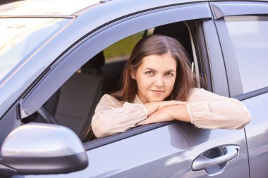 Genç kız yüzünü. Kiralık araç sürücüsü. Yeni jeep satın alma.