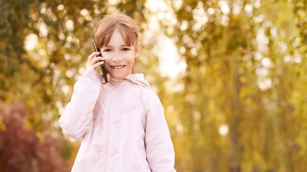 小女孩打电话秋季背景 — 图库照片