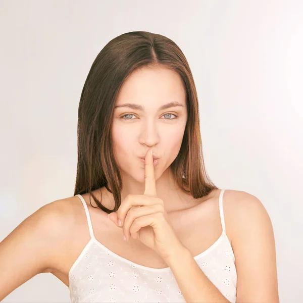 Joven Chica Belleza Concepto Shh Gestos Silenciosos —  Fotos de Stock
