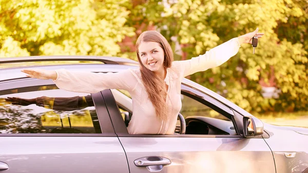 Glücklicher Neuer Fahrer Mädchen Für Junge Leute Versicherungsfahrzeug — Stockfoto