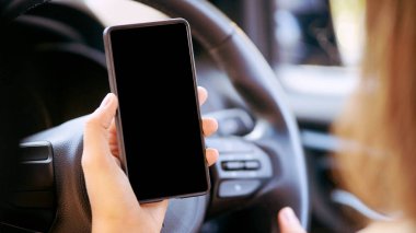 Arabada telefon. Mockup ekran app. seyahat harita.