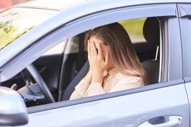 Mutsuz kız sürücü. Şok ve korkmuş. Araba kazası.
