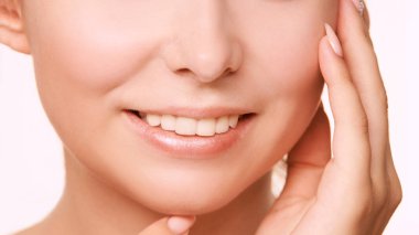 Genç kız yüz gerdirme losyonu. Plastik diş. Masaj terapisi. Güzel kadın cilt kremi.