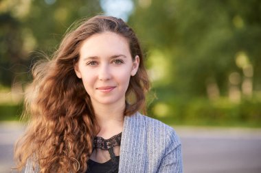 Genç kız düşüncesi. Yaşam tarzı modeli.