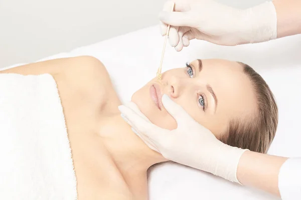 Depilation Spa Procedure Vrouw Haar Verwijderen Waxen Epileren Sugaring Lip — Stockfoto