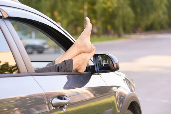 Mädchen Reisen Spiegel Des Autos Konzept Beine — Stockfoto