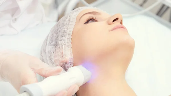 Procedimiento Cosmetología Micro Corriente Facial Tratamiento Tecnología Belleza Mujer Terapia — Foto de Stock