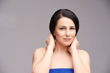 Kozmetik genç kadın yüzü. Beyaz güzel kız.