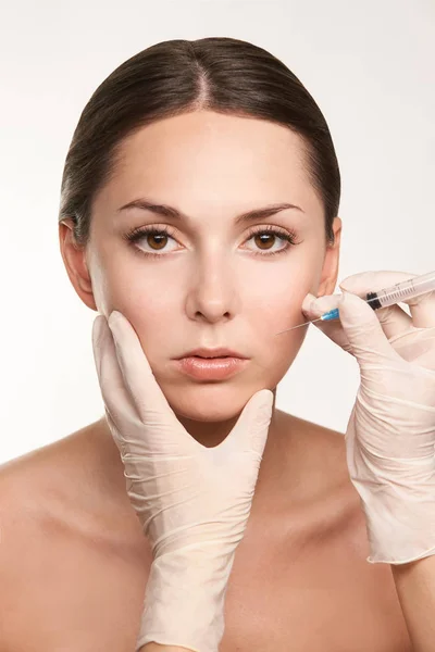 Tratamiento Médico Doctor Inyectando Una Arruga Procedimiento Cosmetología Para Niña —  Fotos de Stock