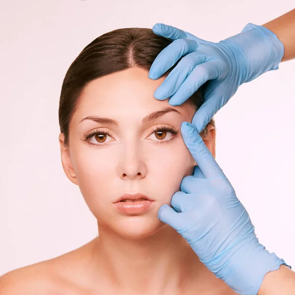 Hermosa Chica Blanca Guantes Médicos Cerca Cara Procedimiento Cosmetología —  Fotos de Stock