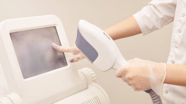 Sağlık Güzellik Lazer cosmeology yordam. Salonunda genç kadın. Profesyonel doktor. Kadın Cilt Bakımı teknolojisi. Epilasyon.