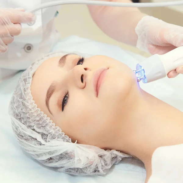 面部微电流美容程序 美容技术治疗 妇女面部治疗 — 图库照片
