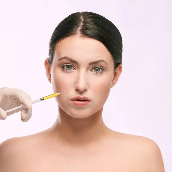 Injekce Čelní Jehly Kosmetická Procedura Pro Mladé Ženy Lékařské Rukavice — Stock fotografie
