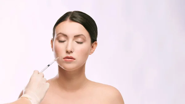 Inyección Aguja Facial Procedimiento Cosmetología Una Joven Guantes Médicos — Foto de Stock