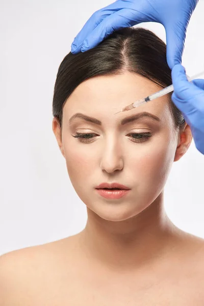 Inyección Aguja Facial Procedimiento Cosmetología Una Joven Guantes Médicos —  Fotos de Stock