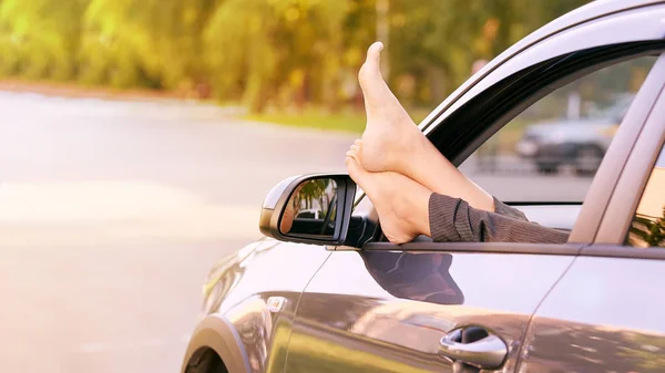 Beine Aus Dem Autofenster Frauenfußkonzept — Stockfoto