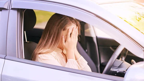 Młoda Kobieta Samochodzie Jazda Wypadek Instrukcji Kredyt Samochód — Zdjęcie stockowe