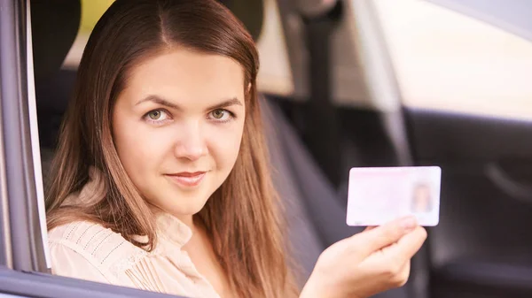 Νεαρή Γυναίκα Στο Αυτοκίνητο Βόλτα Οδηγίες Δάνειο Αυτοκινήτου — Φωτογραφία Αρχείου